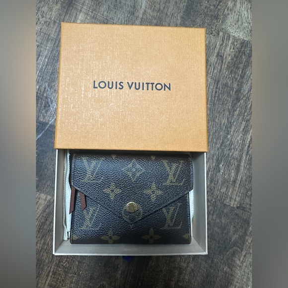 Louis Vuitton Victorine Wallet - Picture 1 of 9